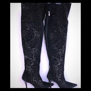 OVER THE KNEE BOOTS IN BLACK PERFORATED SUEDE